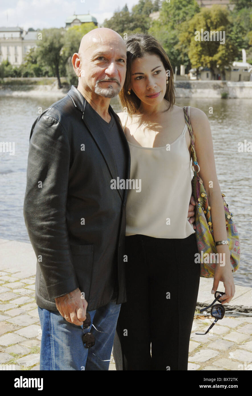 Britischer Schauspieler Sir Ben Kingsley Oscar-Preisträger für die Titelrolle in Gandhi und seine Frau Schauspielerin Daniela Lavender posieren für ein Foto Stockfoto