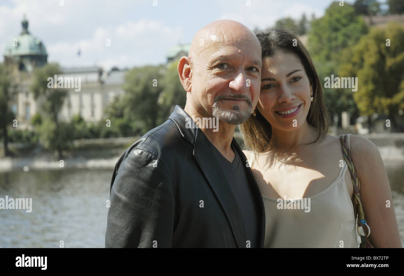 Britischer Schauspieler Sir Ben Kingsley Oscar-Preisträger für die Titelrolle in Gandhi und seine Frau Schauspielerin Daniela Lavender posieren für ein Foto Stockfoto