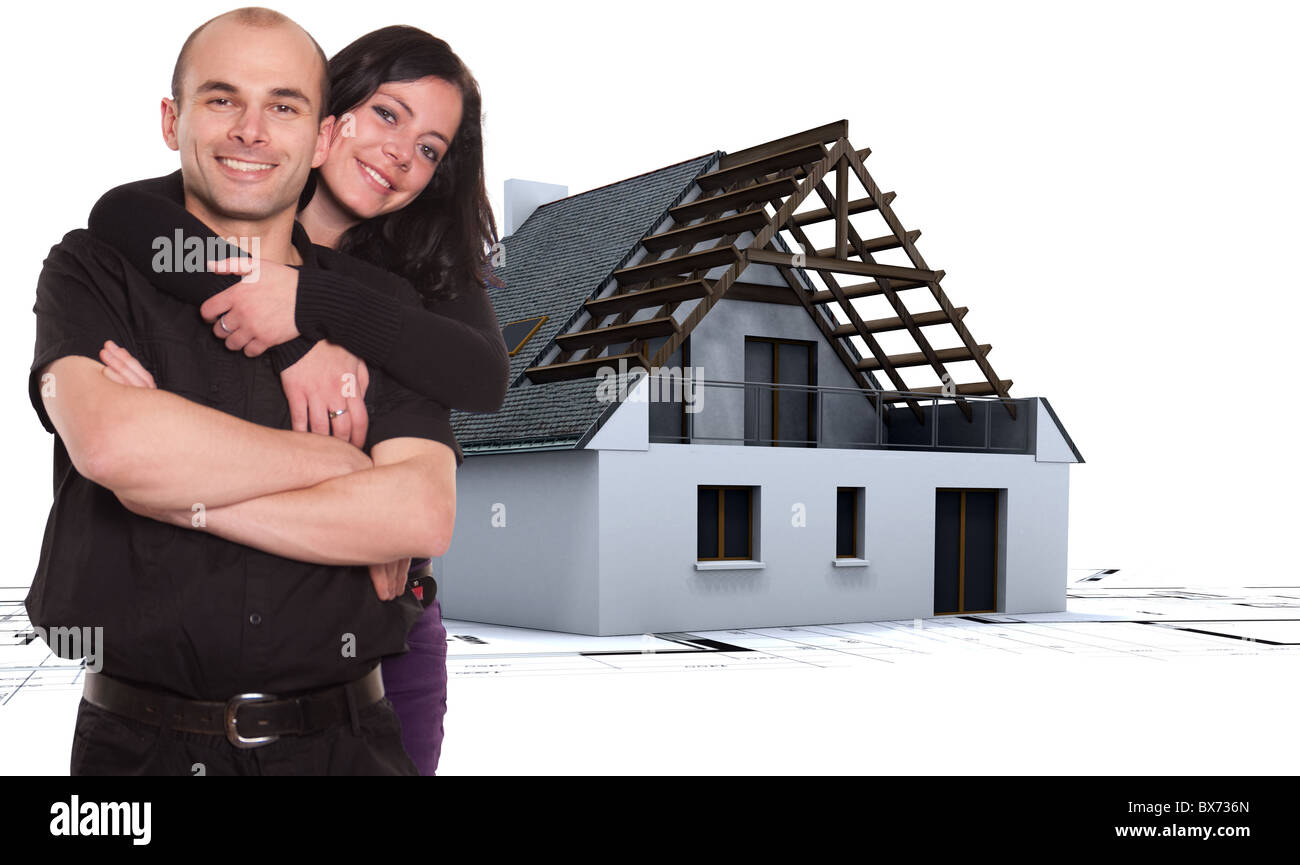Junge liebende Paar mit einem Wohnprojekt im Hintergrund Stockfoto