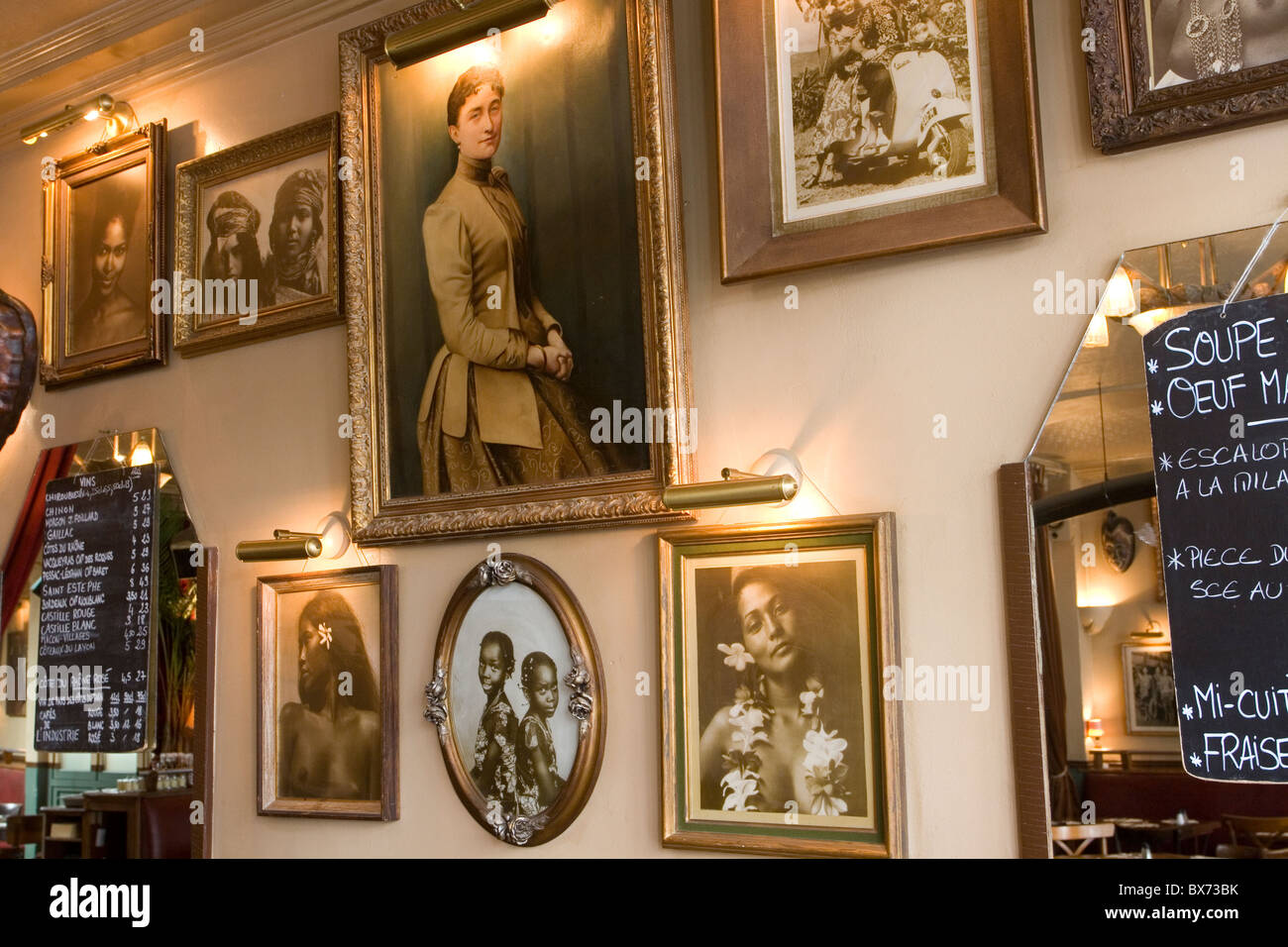 Alte Fotografien an den Wänden des Café de l ' Industrie Stockfoto