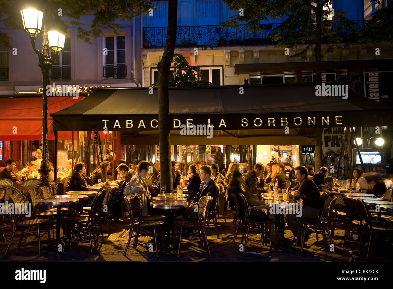Café mit Sitzgelegenheiten im Freien auf der Place De La sorbonne Stockfoto