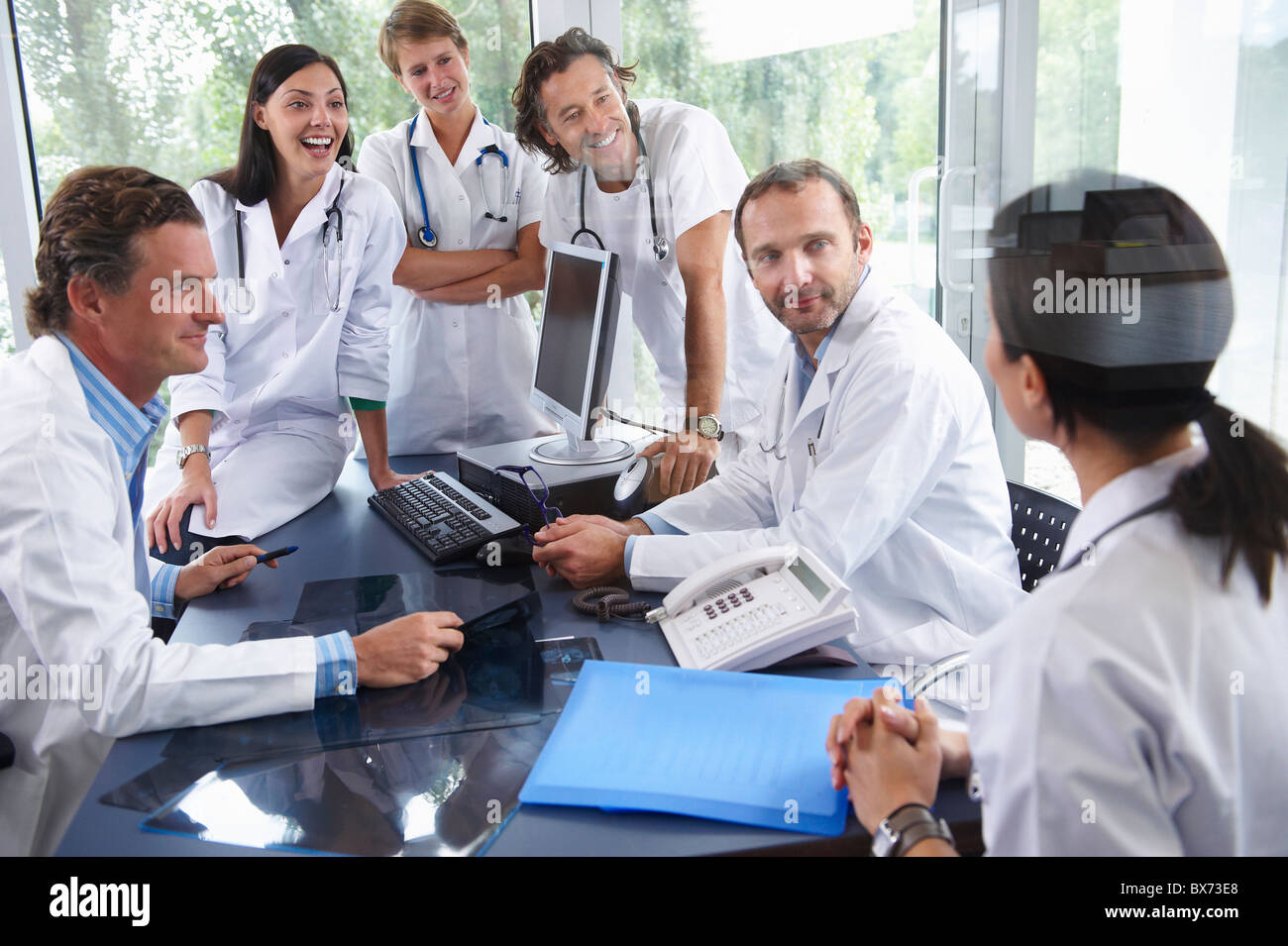Ärzte mit ihren Kollegen zum Lachen Stockfoto