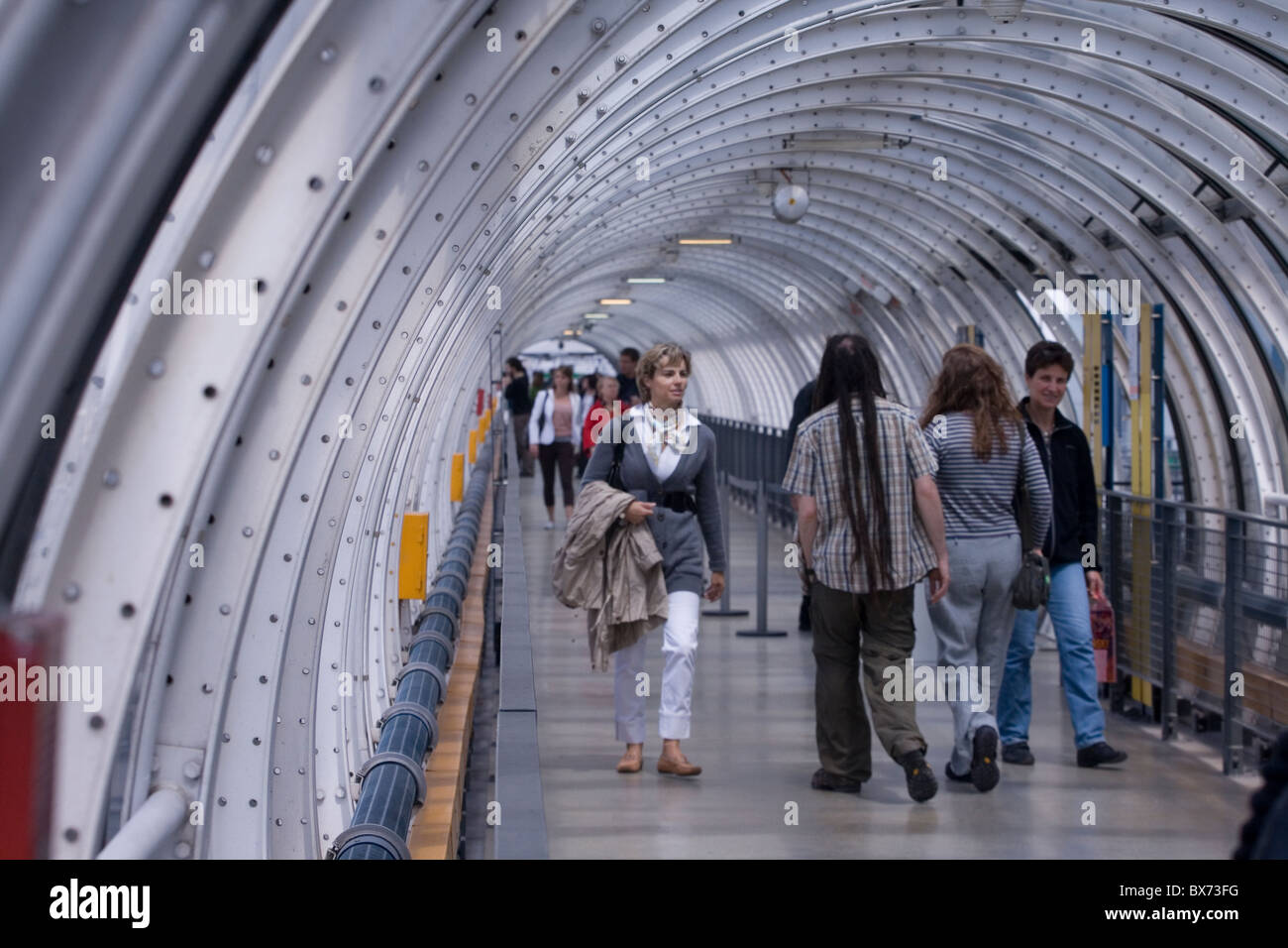 Gehweg an der Außenseite des centre Georges Pompidou Stockfoto