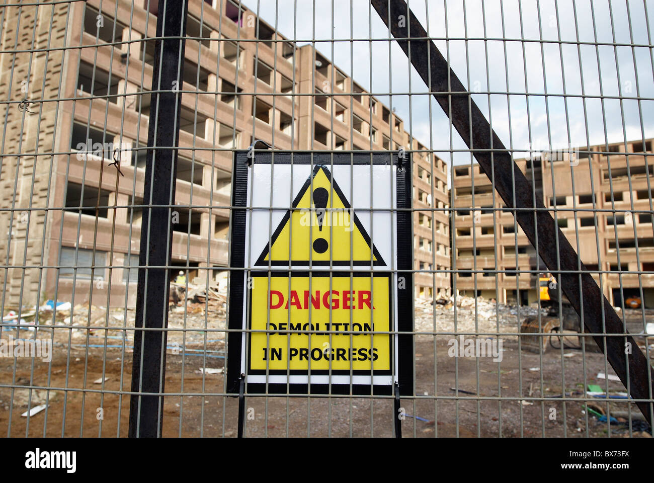 Abriss eines Wohnblocks Nord-London-UK Stockfoto