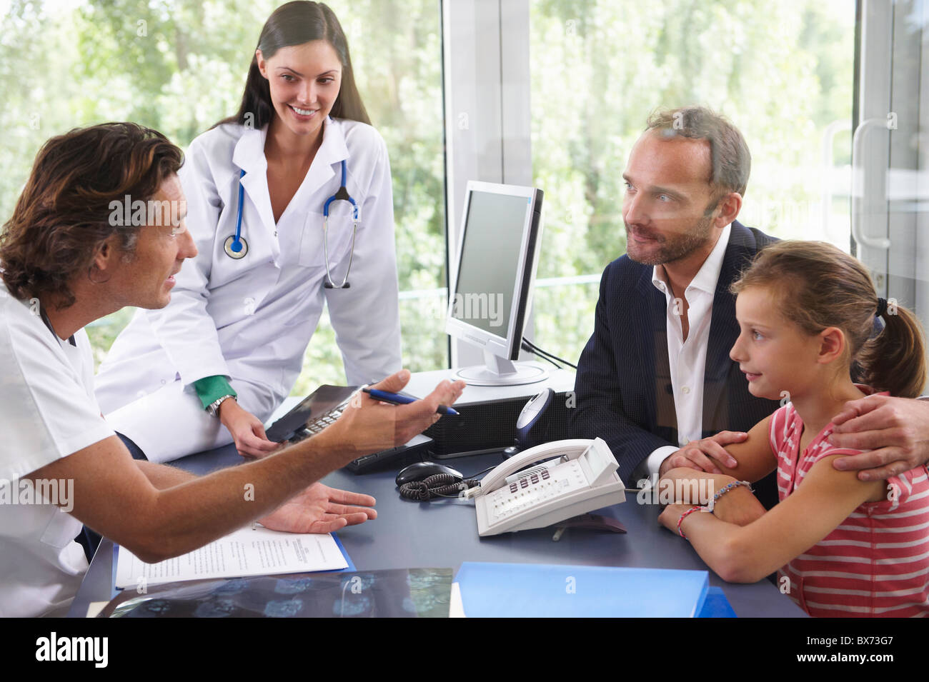 Ärzte mit Patienten im Büro Stockfoto