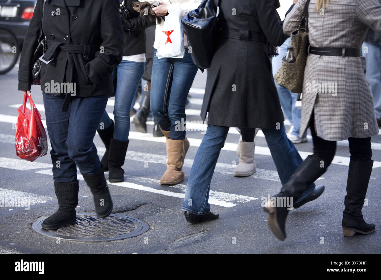 Käufer auf der 34th Street in der Nähe von Macys in der Vorweihnachtszeit in New York City. Stockfoto
