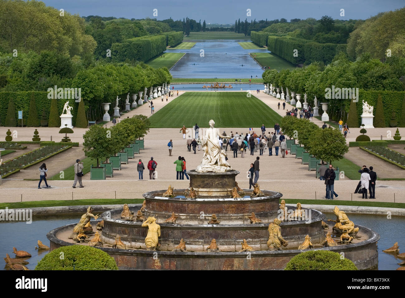 die Gärten und das Schloss von Versailles mit Latona-Brunnen im Vordergrund Stockfoto