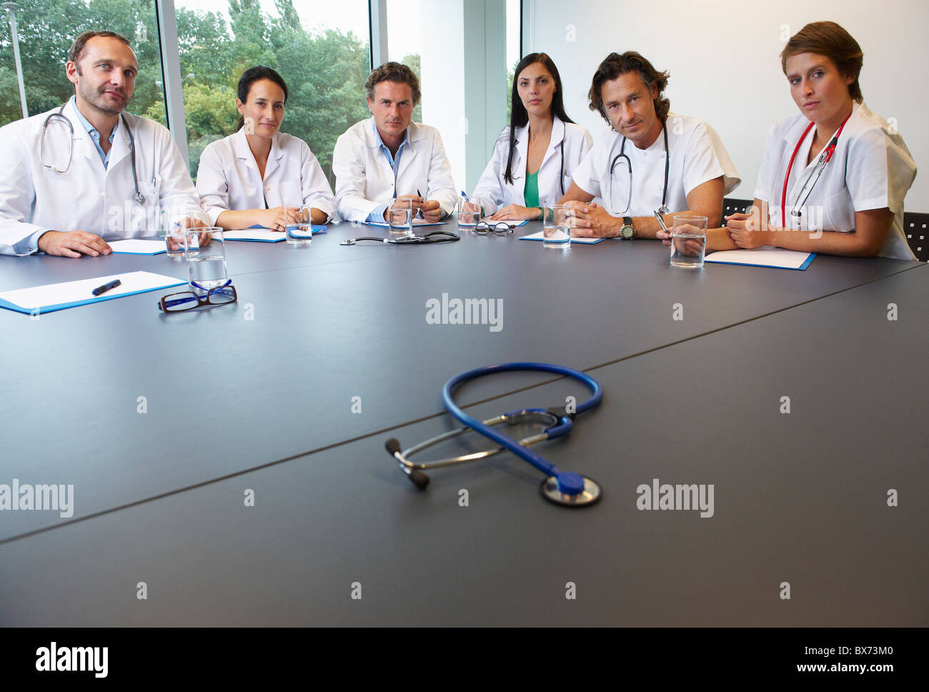 Ärzte im Konferenzraum Stockfoto