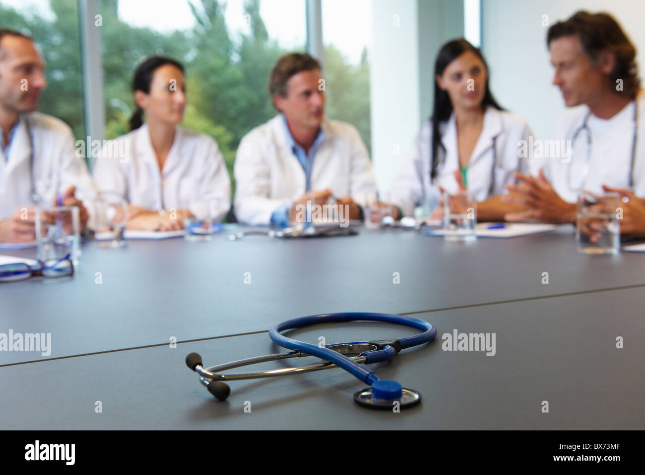Ärzte treffen, Stethoskop auf Tisch Stockfoto