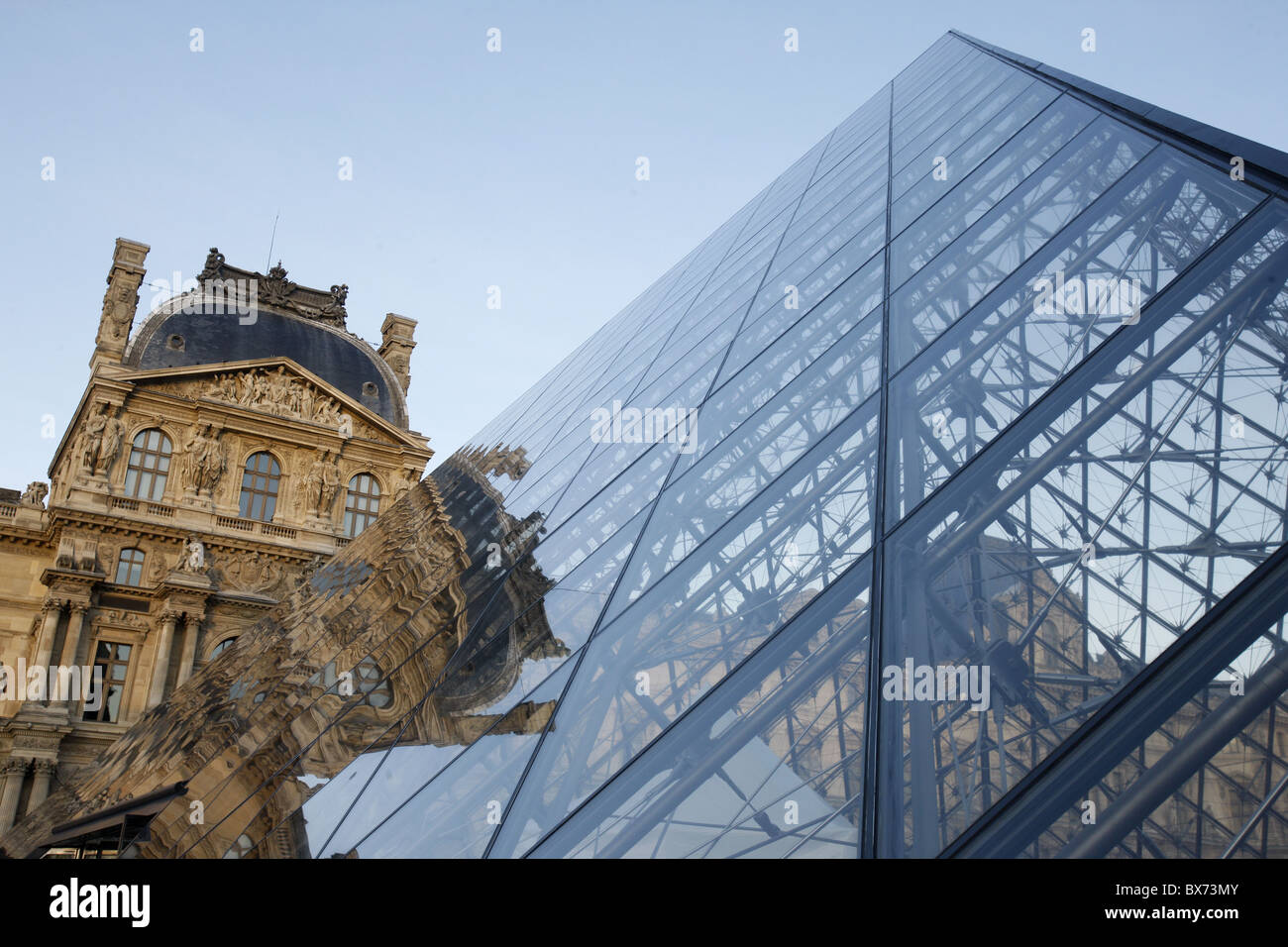 Pyramide, entworfen von Ieoh Ming Pei, Louvre-Museum, Paris, Frankreich, Europa Stockfoto