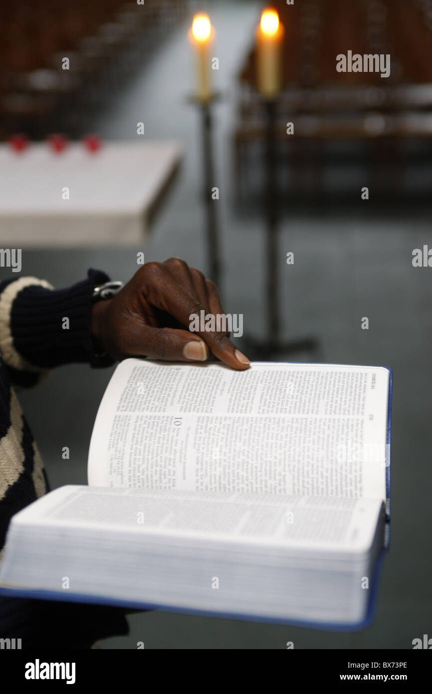 Afrikanischer Mann liest die Bibel in einer Kirche, Paris, Frankreich, Europa Stockfoto