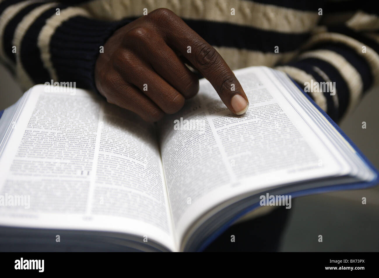 Afrikanischer Mann liest die Bibel in einer Kirche, Paris, Frankreich, Europa Stockfoto
