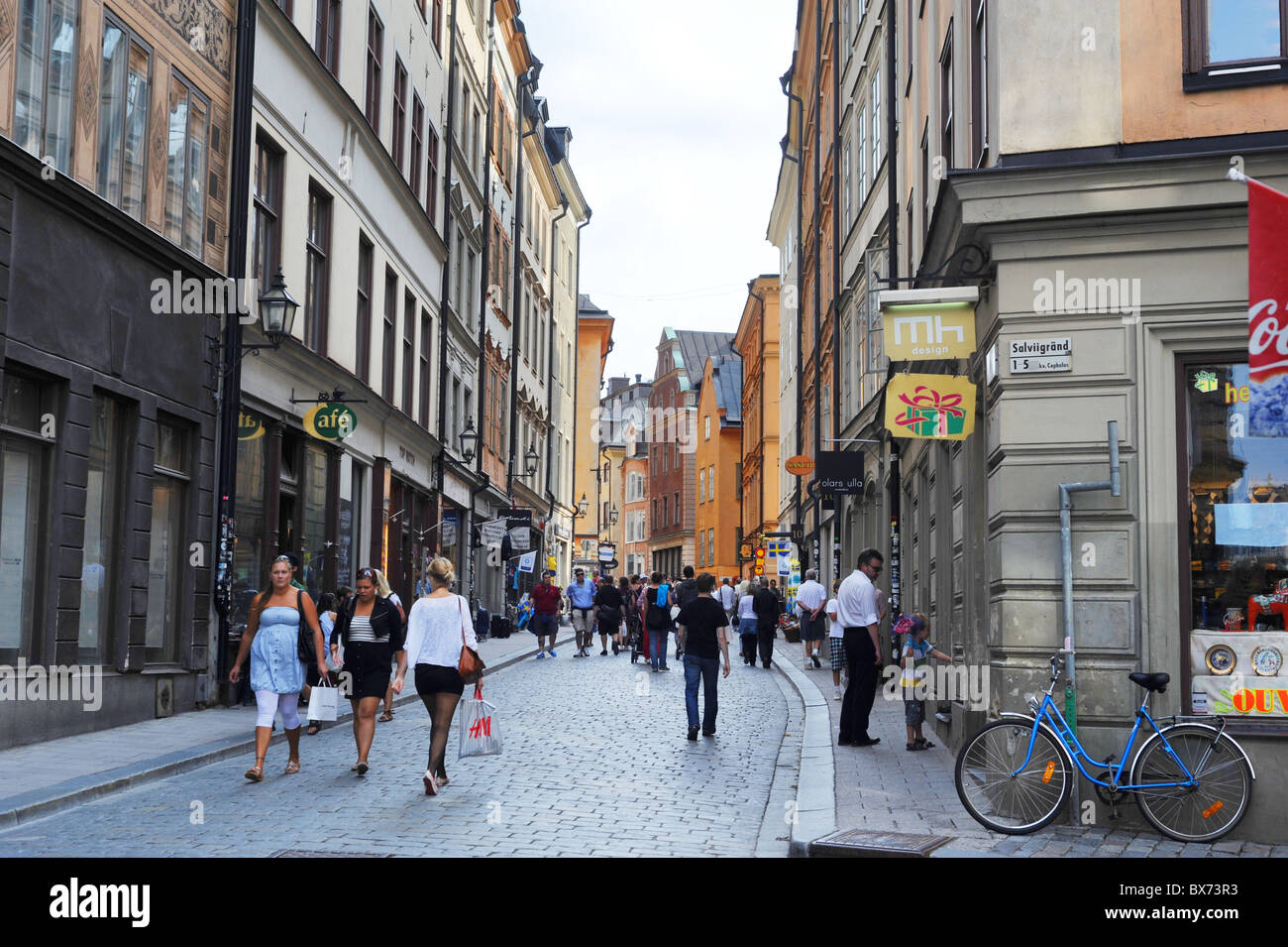 Zentrale Straße von Gamla Stan mit vielen Touristen. Schweden Stockfoto