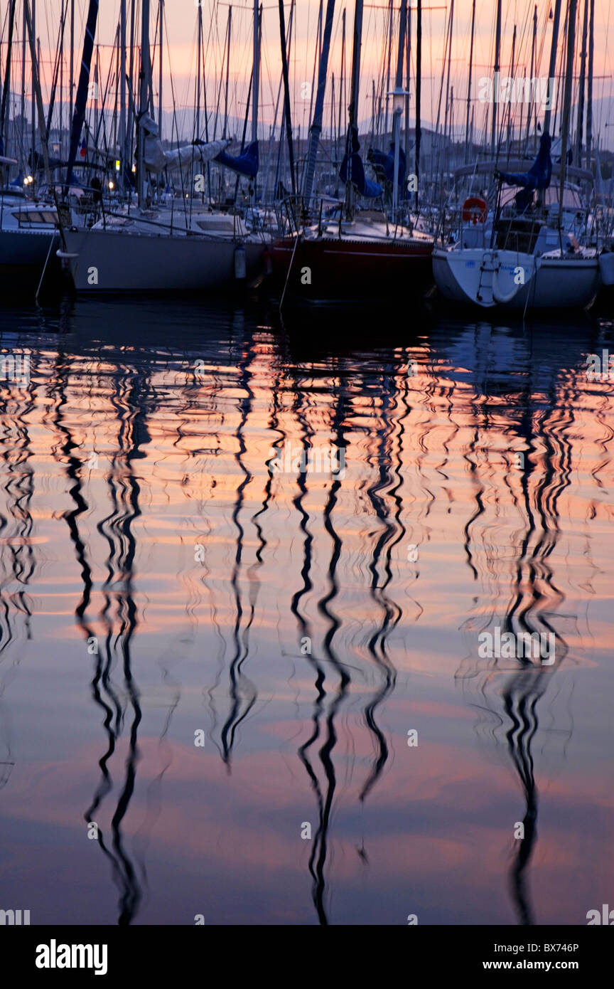 Sonnenuntergang über Boote vor Anker in einer marina Stockfoto