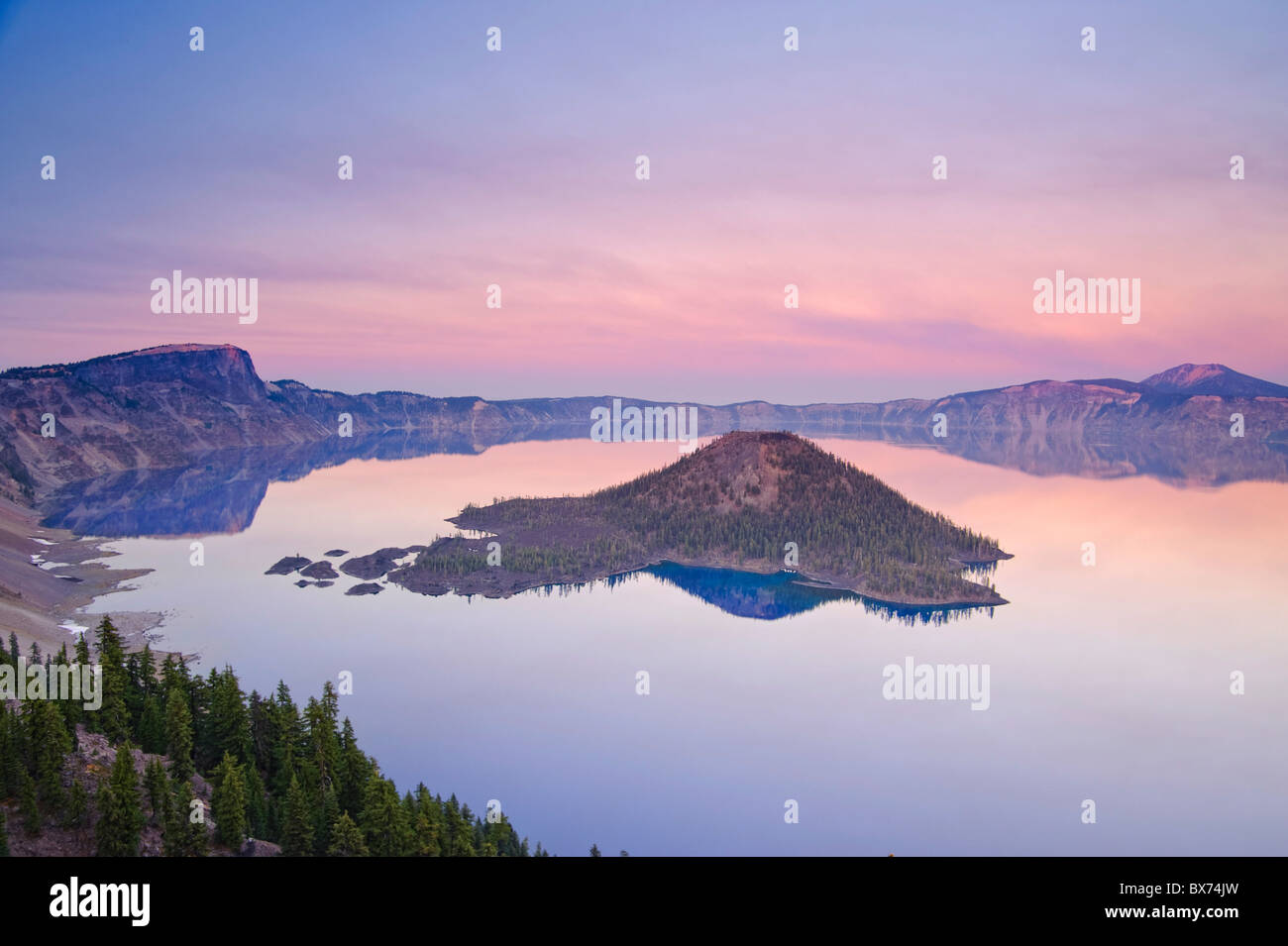 USA, Oregon, Crater Lake Nationalpark, Kratersee und Wizard Island Stockfoto