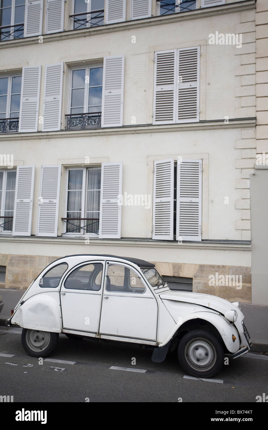 Citroën 2 cv auf Île Saint-Louis Stockfoto