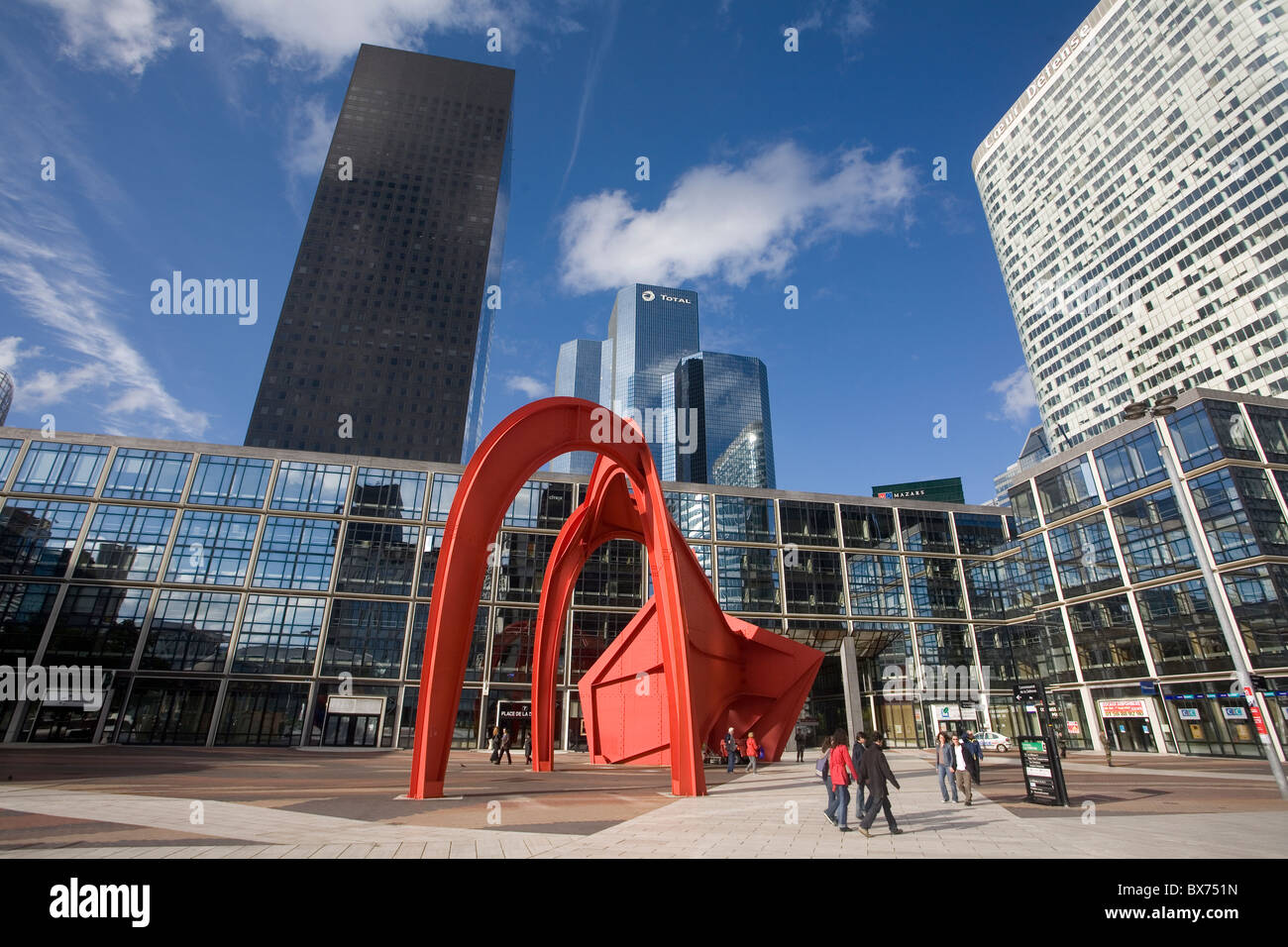 La Défense Geschäftsviertel mit einer roten Gegenwartskunst-Installation im Vordergrund Stockfoto