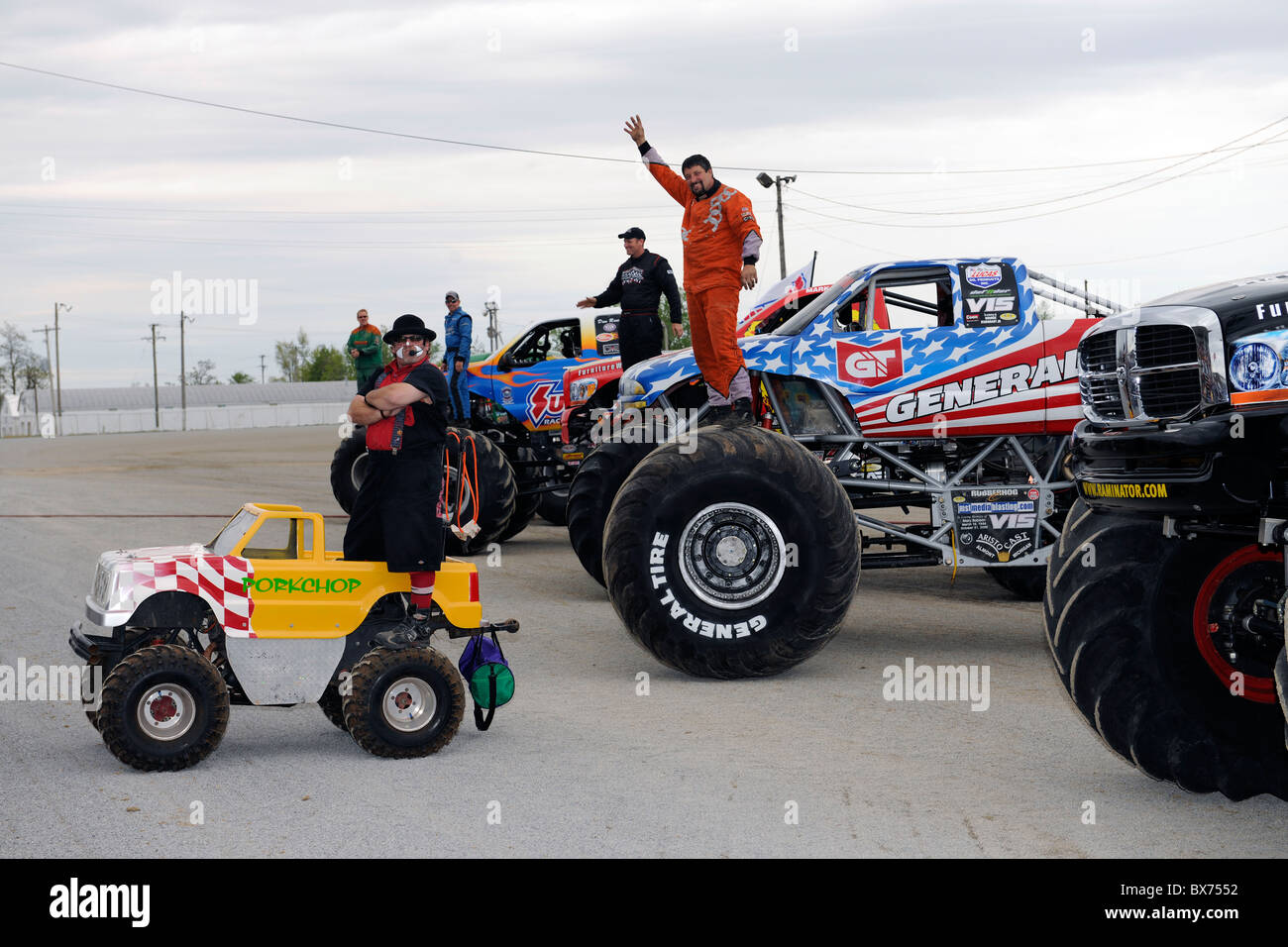 Monster Truck Fahrer winken Zuschauern im Freestyle-Wettbewerb bei 4 x 4 Off-Road-Jamboree Monster Truck Show in Lima, Ohio. Stockfoto
