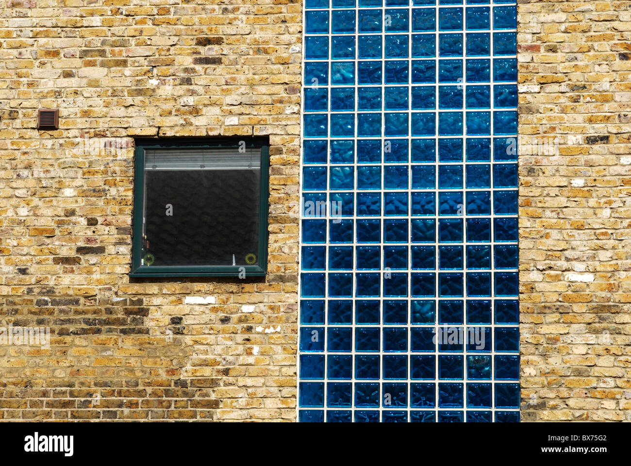 Modernes Glasfliesen integriert in einem umgebauten Gebäude Greenwich Süd-Ost-London UK Stockfoto