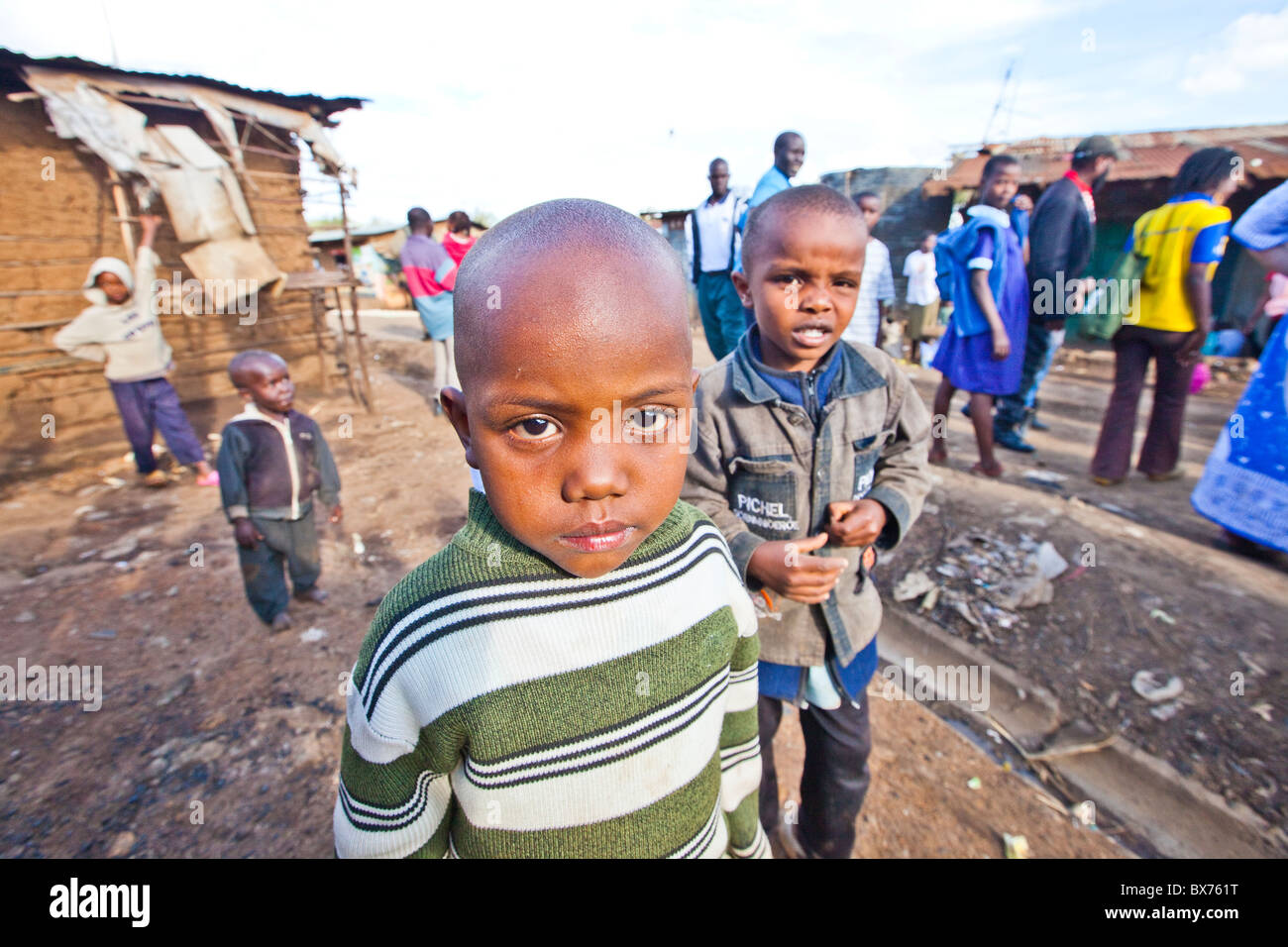 Junge in den Kibera Slums, Nairobi, Kenia Stockfoto