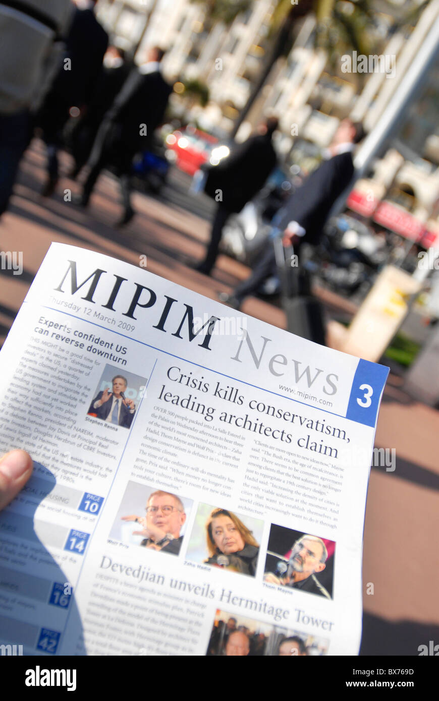 Messezeitung auf der MIPIM Cannes Frankreich 2009 Stockfoto