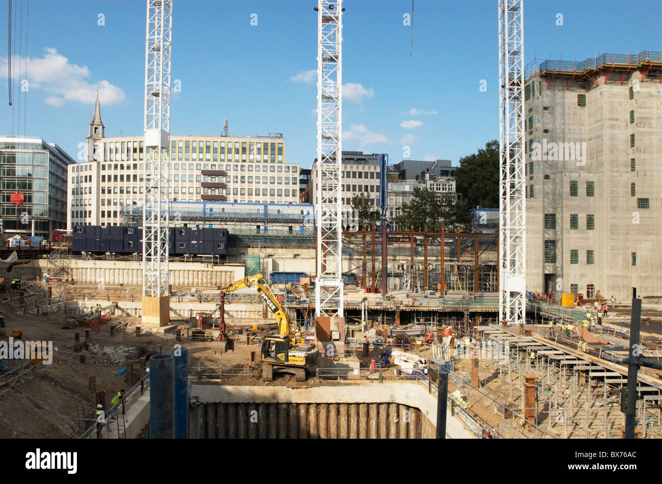 Turmdrehkrane vor Ort von den Einkaufs- und Büro Komplex, der eine neue Änderung im Aufbau St Pauls City of London UK Stockfoto