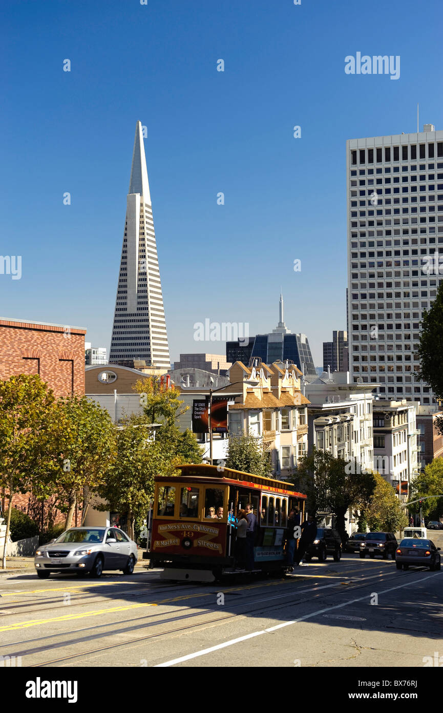 USA, Kalifornien, San Francisco, Innenstadt, Seilbahn und Transamerican Pyramid Stockfoto