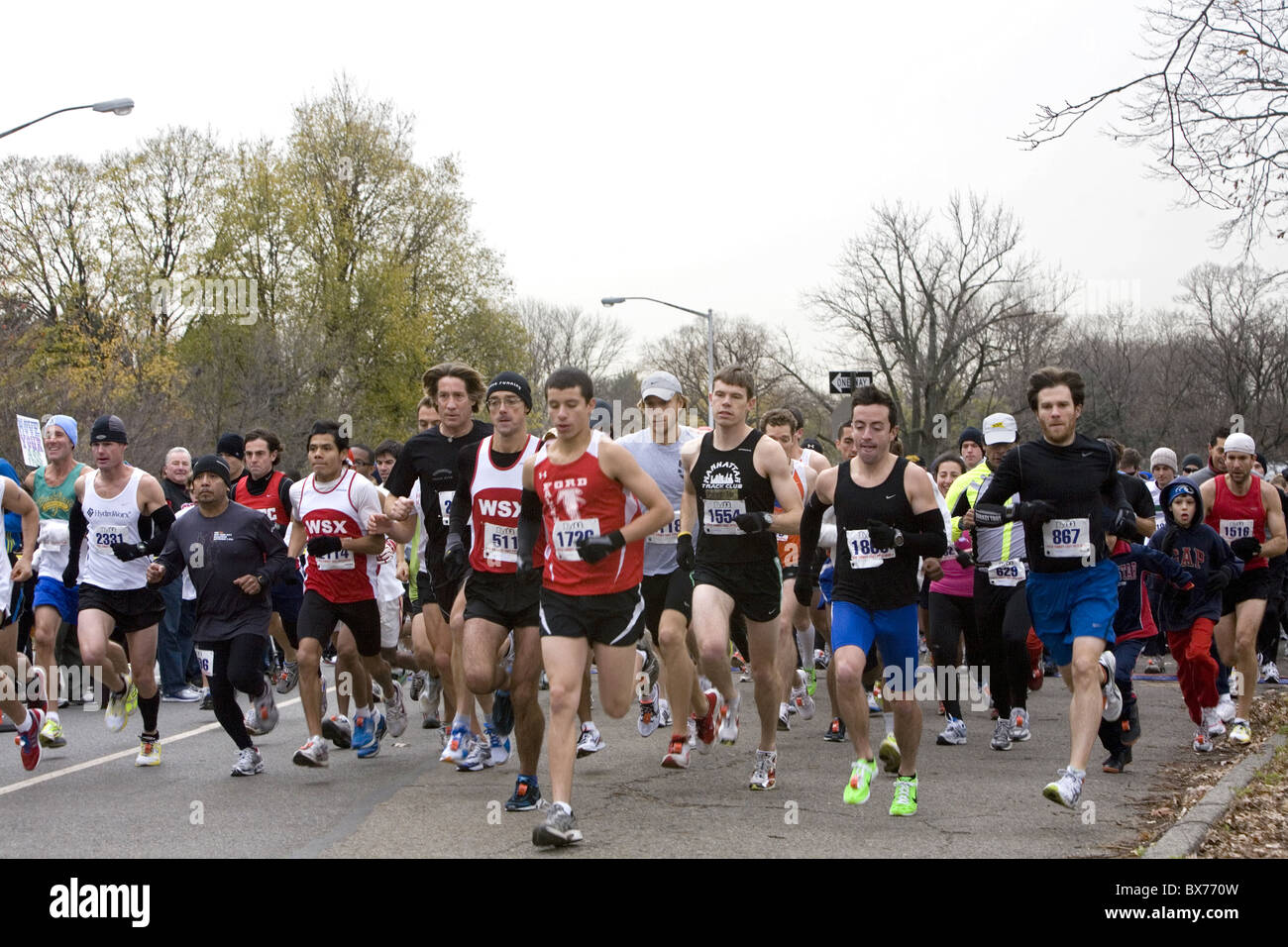Jährliche Thanksgiving "Türkei Trab' 5 Meile laufen im Prospect Park in Brooklyn, New York.  Wettbewerbsfähige Läufer nach dem Start des Rennens Stockfoto