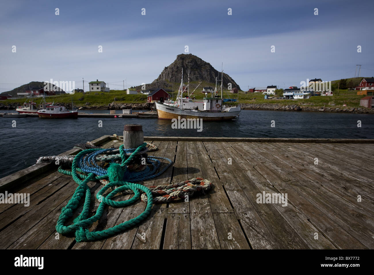 Vertäuten Fischerbooten, Vesteralen Archipel, die nördliche Fortsetzung des Lofoten Inselgruppe, Troms Nordland, Norwegen Stockfoto