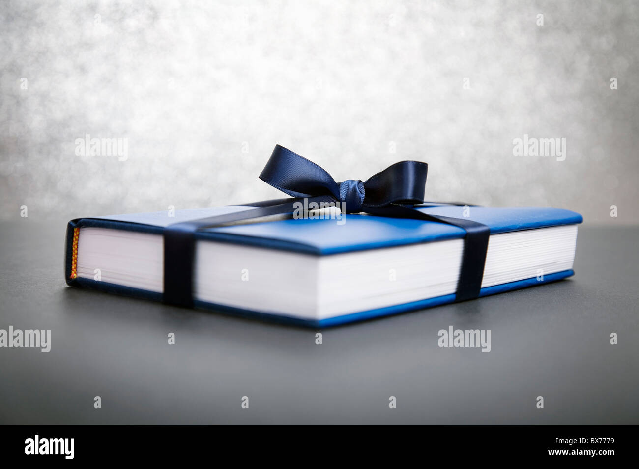 Buch in blauem Papier eingewickelt Stockfoto