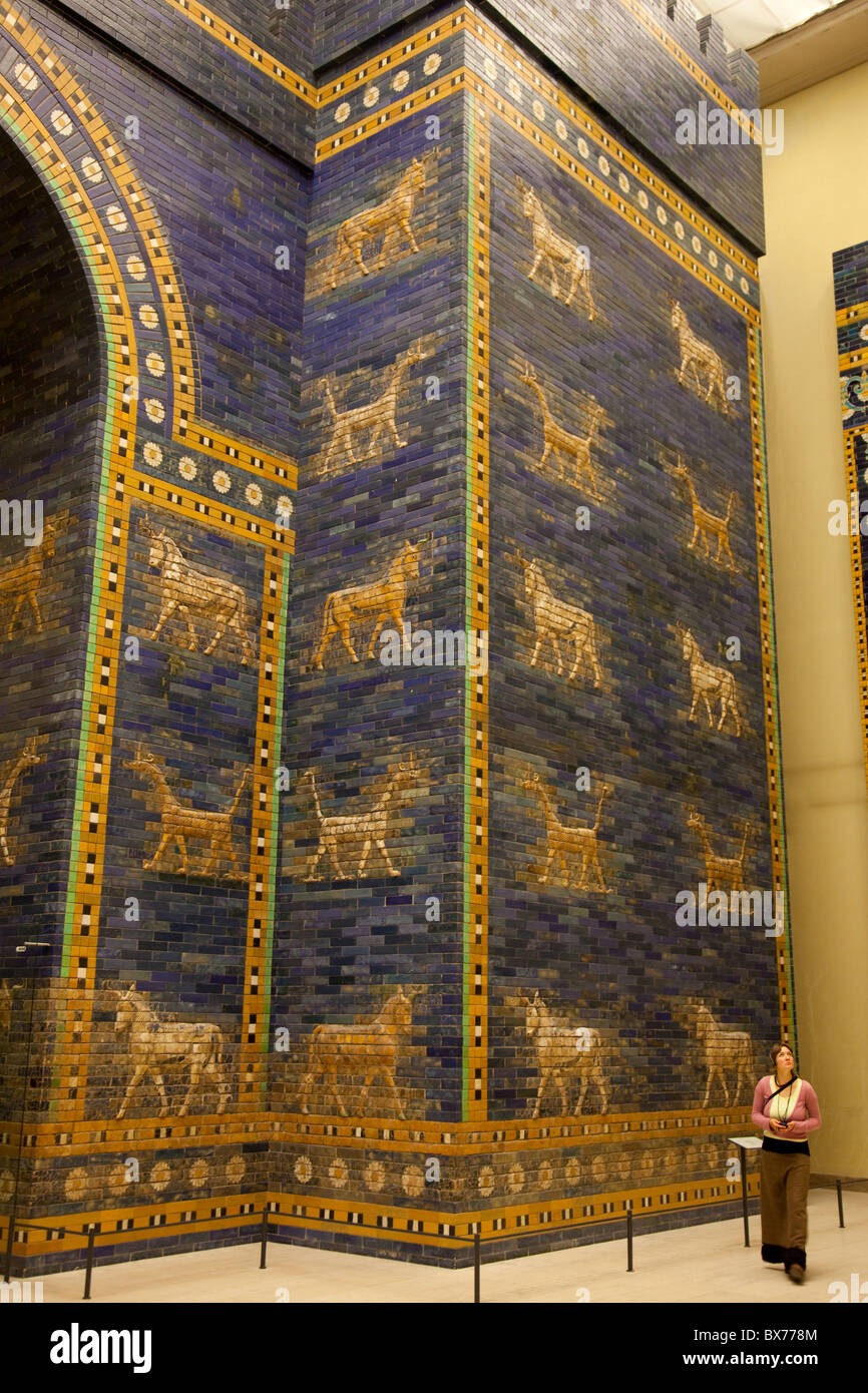 Ischtar-Tor von Babylon im Berliner Pergamon-Museum, Berlin, Deutschland, Europa Stockfoto