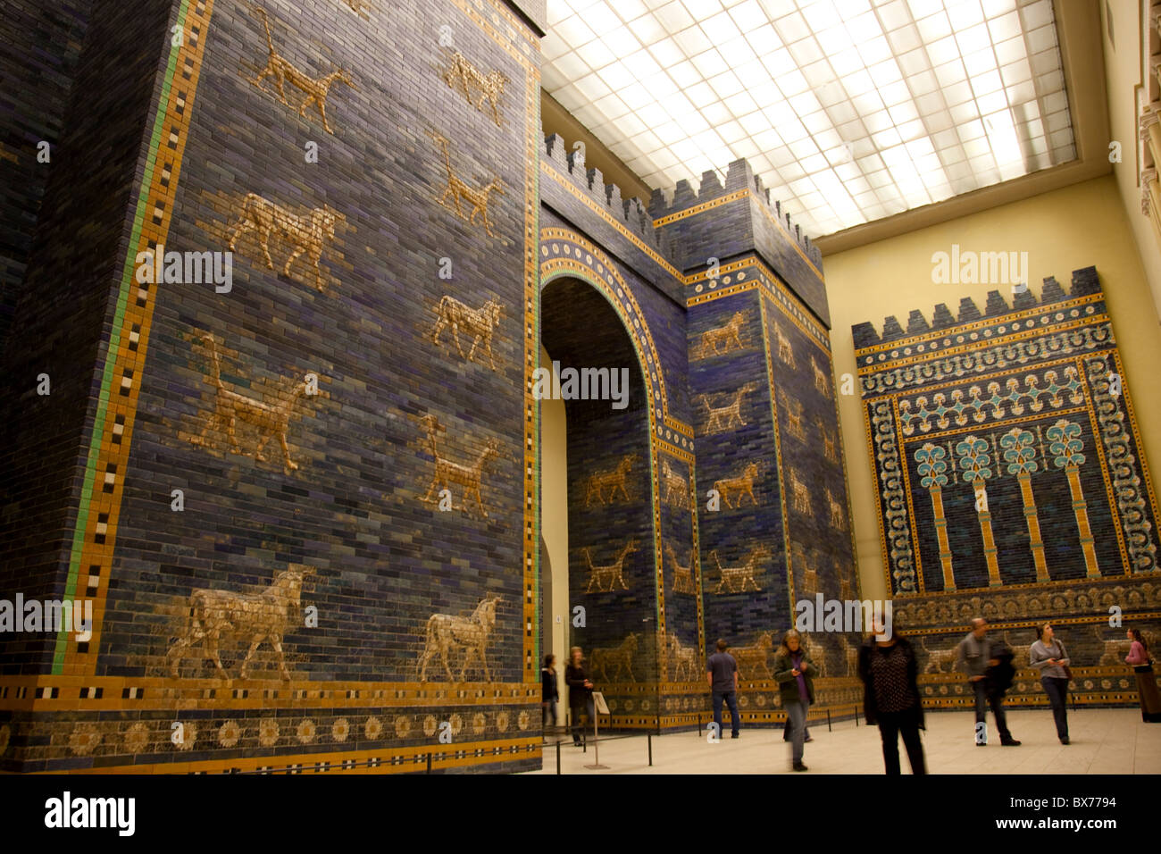 Ischtar-Tor von Babylon im Berliner Pergamon-Museum, Berlin, Deutschland, Europa Stockfoto