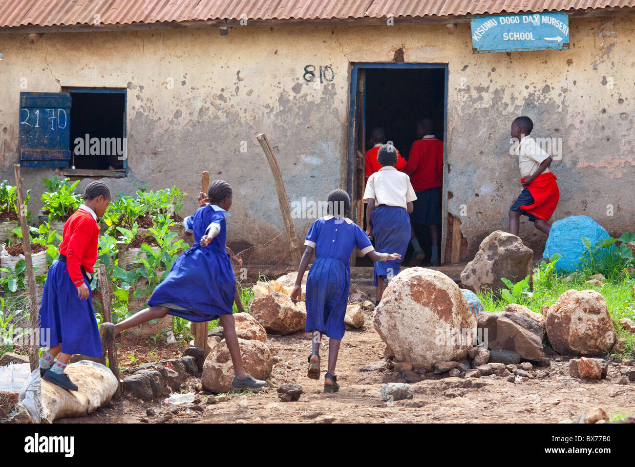 Laufen für die Klasse in den Kibera Slums, Nairobi, Kenia Stockfoto