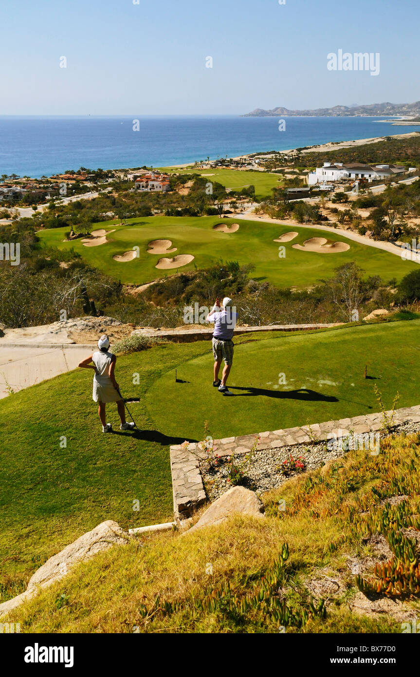 Paar, Golfen am Pazifischen Ozean im Puerto Los Cabo Golf Club in San Jose del Cabo in Baja, Mexiko Stockfoto