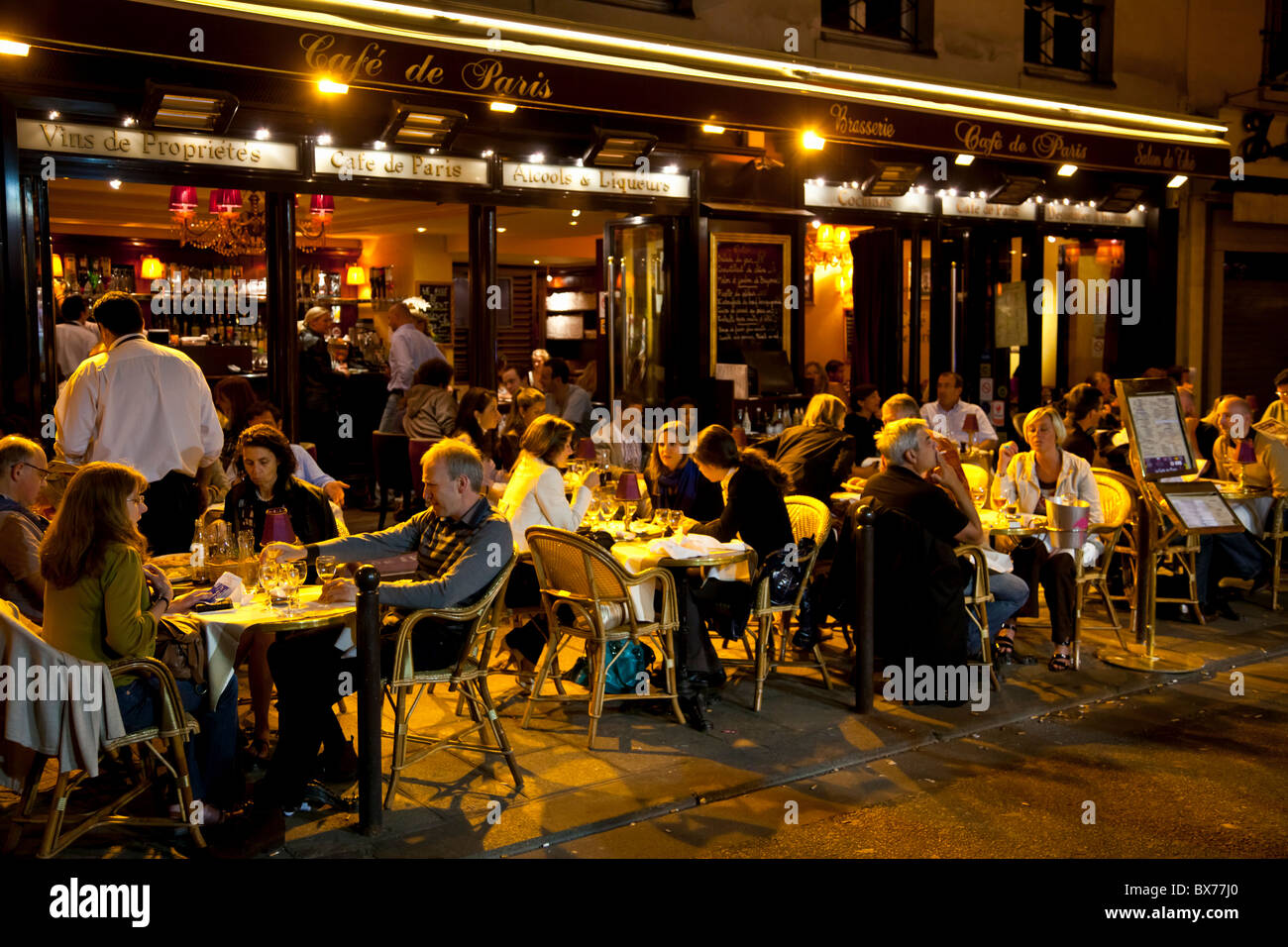 Menschen Essen bei Nacht, Rive Gauche, Paris, Frankreich, Europa Stockfoto