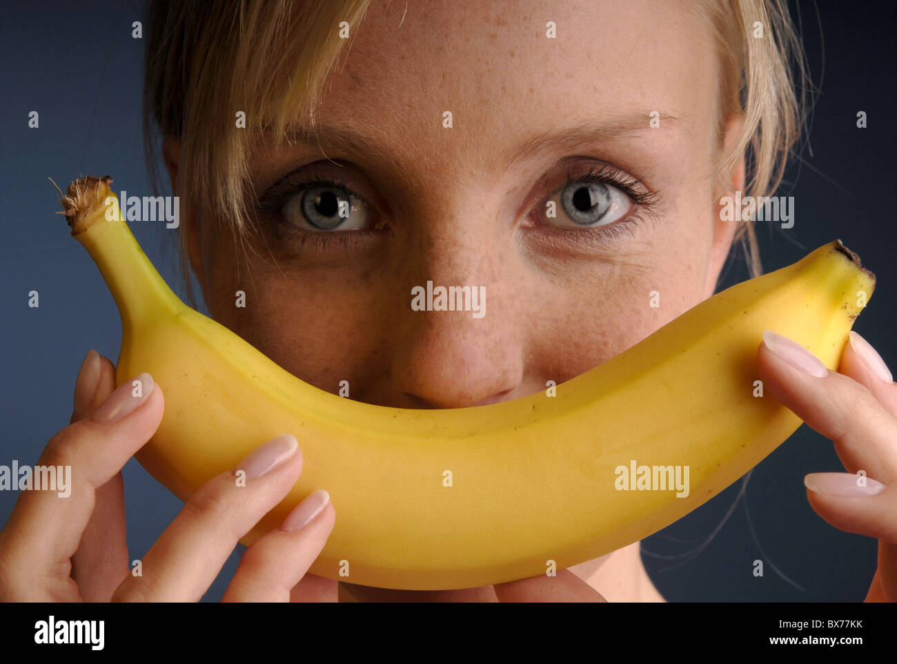 Frau mit Banane Stockfoto