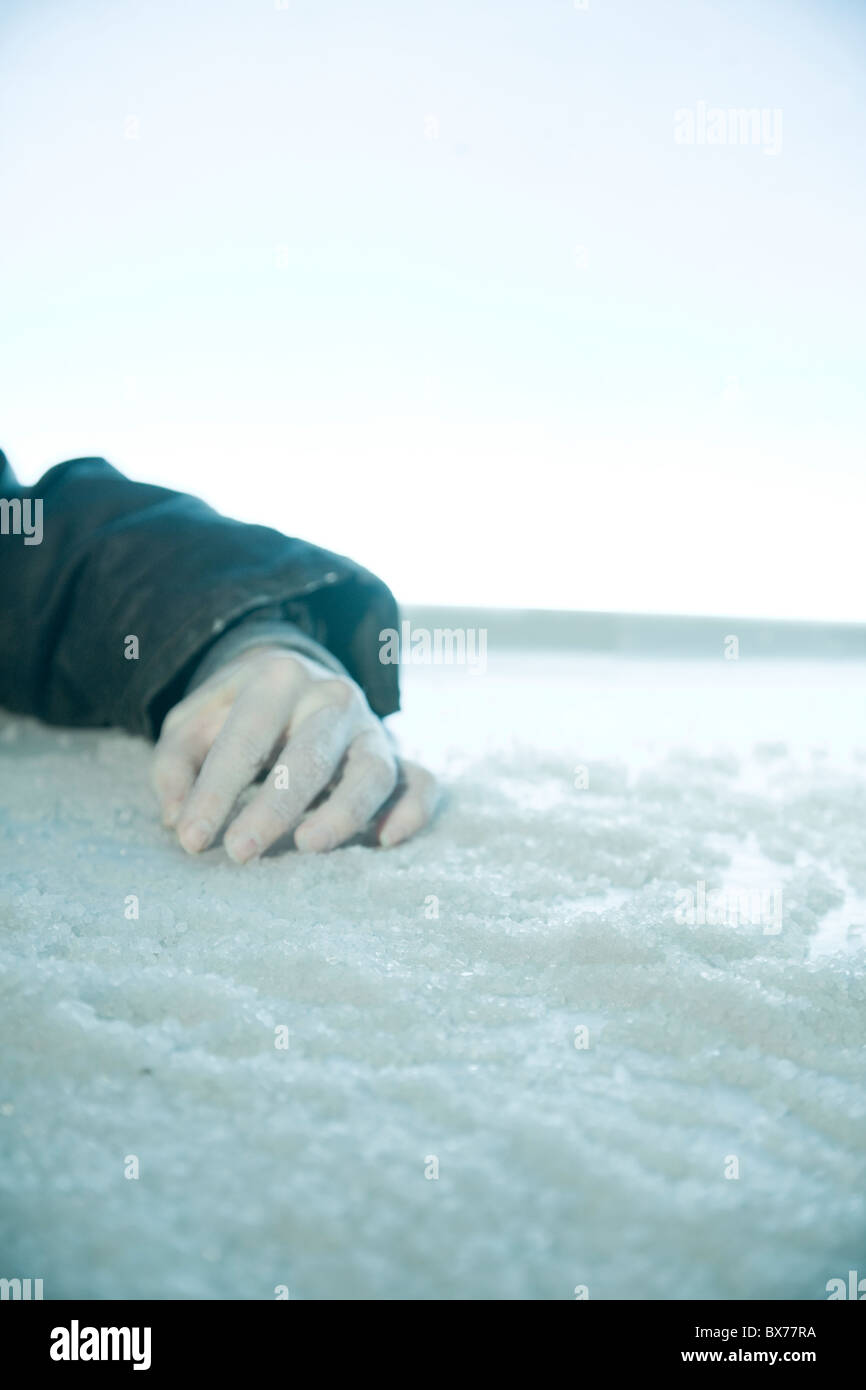 gefrorene Hand liegend auf Schnee und Eis. äußere Lage Stockfoto