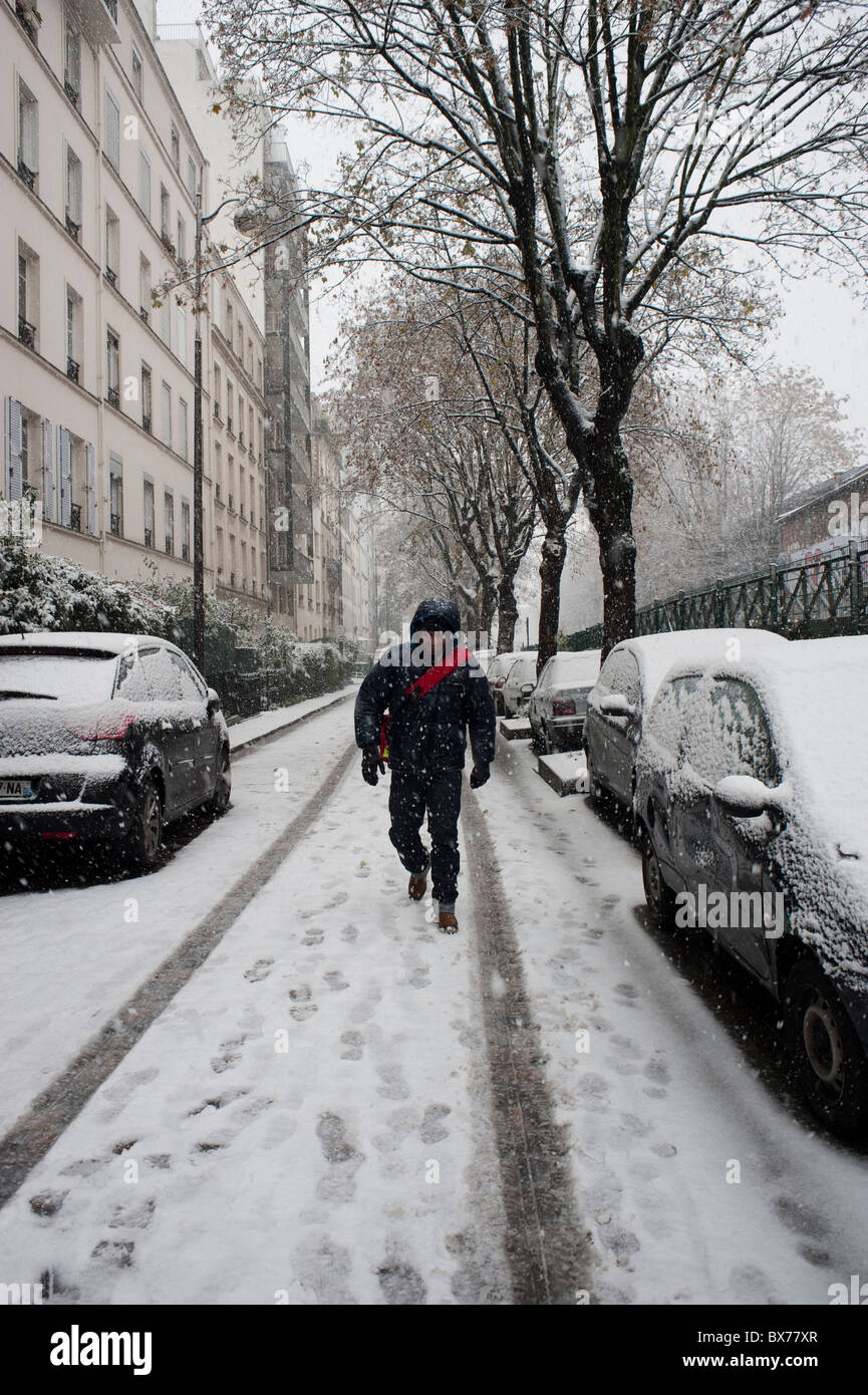 Paris, Frankreich, man Walking Urban, on Street in Snow Storm, WINTERSZENE, WINTERSTRASSE paris Snow Stockfoto