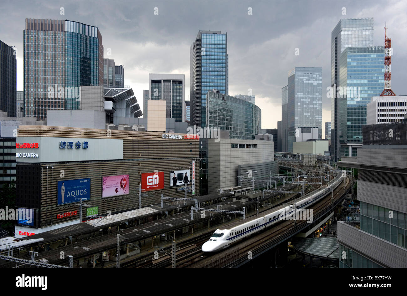 Shinkansen-Hochgeschwindigkeitszug weben durch Labyrinth von Gebäuden im Stadtteil Yurakucho der Innenstadt von Tokio, Japan, Asien Stockfoto