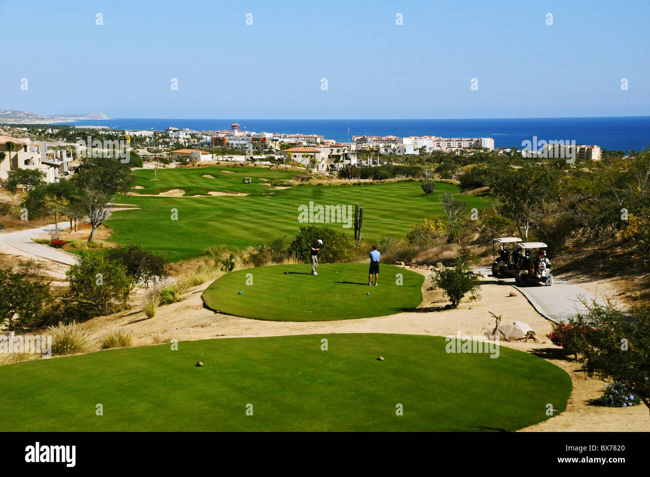 18. Loch auf dem Golfplatz Club Campestre mit Stadt von San Jose del Cabo und Pazifischen Ozean unter in Baja, Mexiko Stockfoto