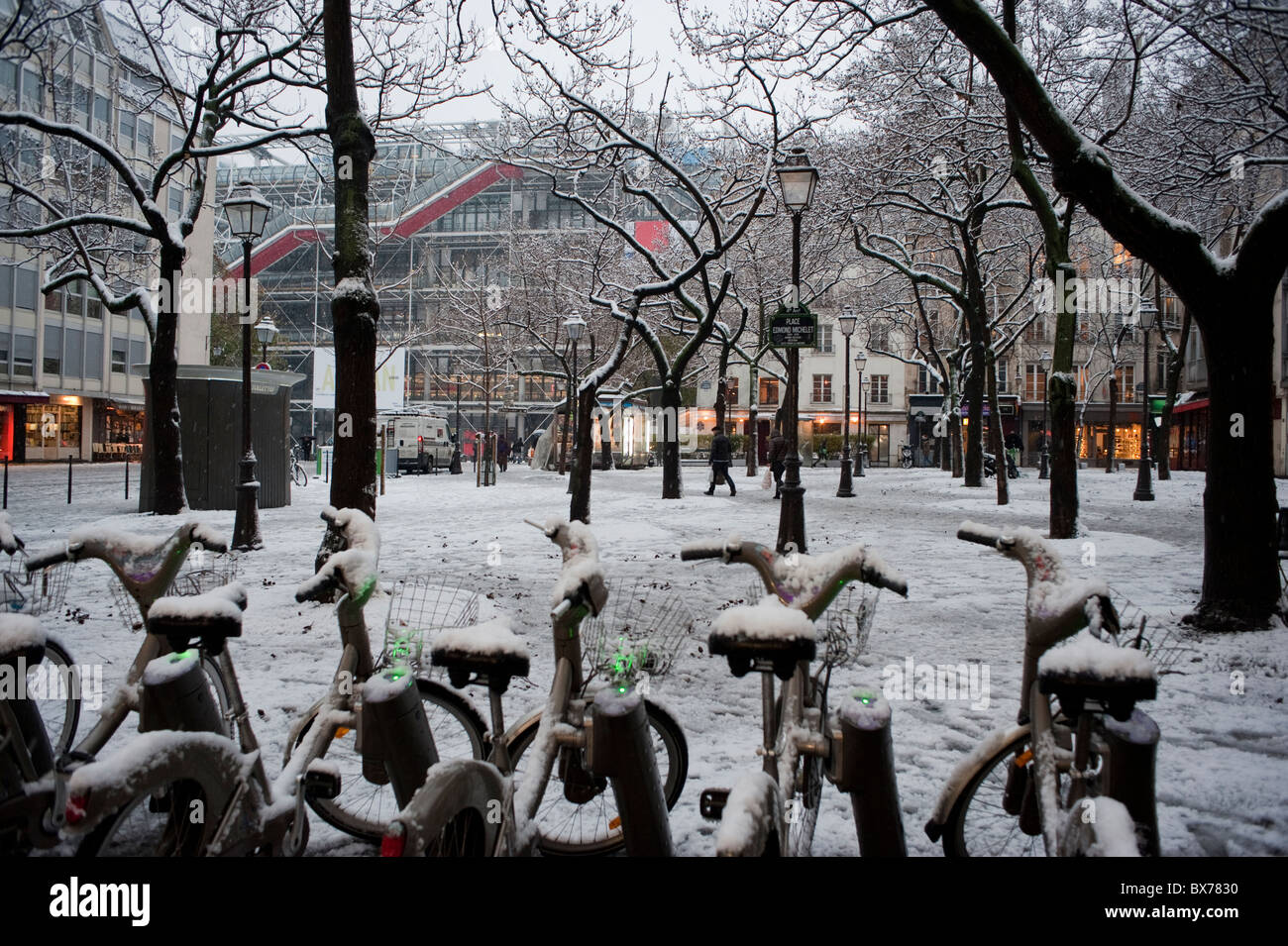 Paris; Frankreich, Snow Storm, Beaubourg, Georges Pompidou Center, leere Straßenszenen, Dämmerung, Straßen von Paris, Winterstraße paris Schnee Stockfoto