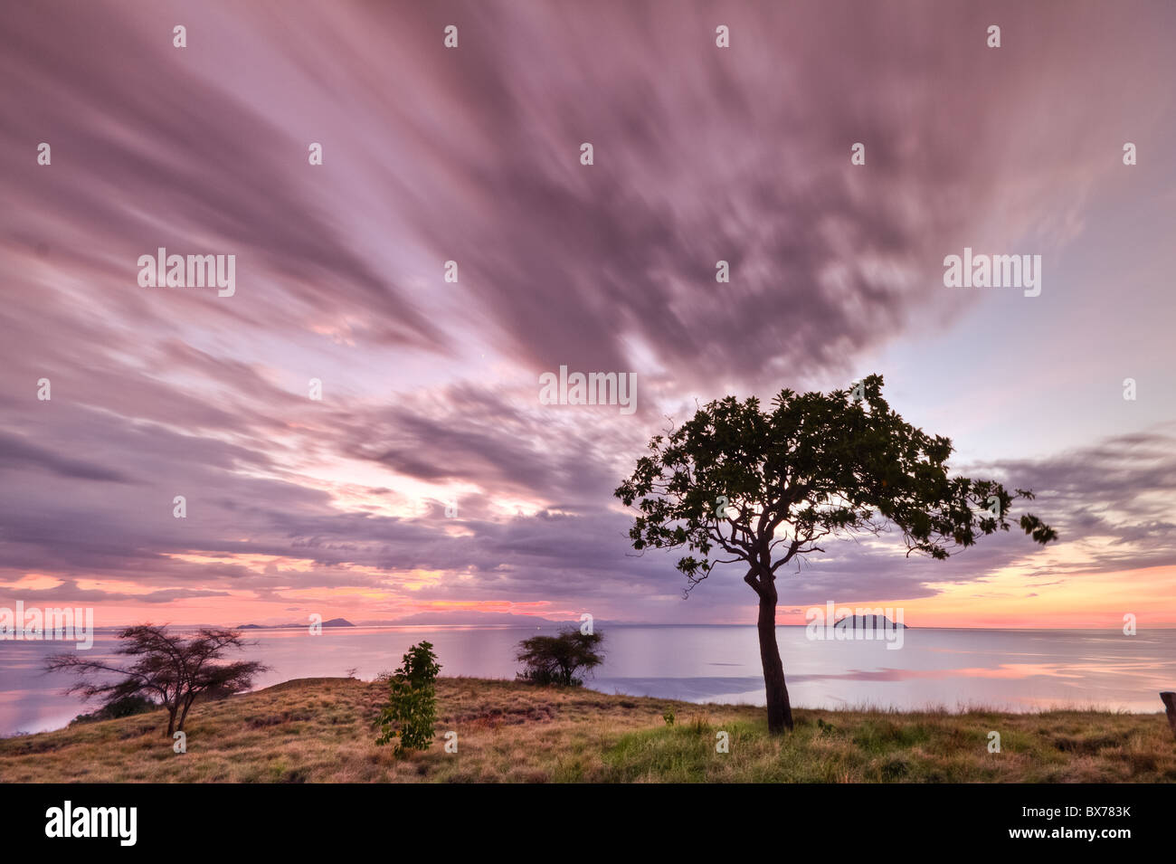 Sonnenuntergang am tropischen Seraya Island, Indonesien Stockfoto