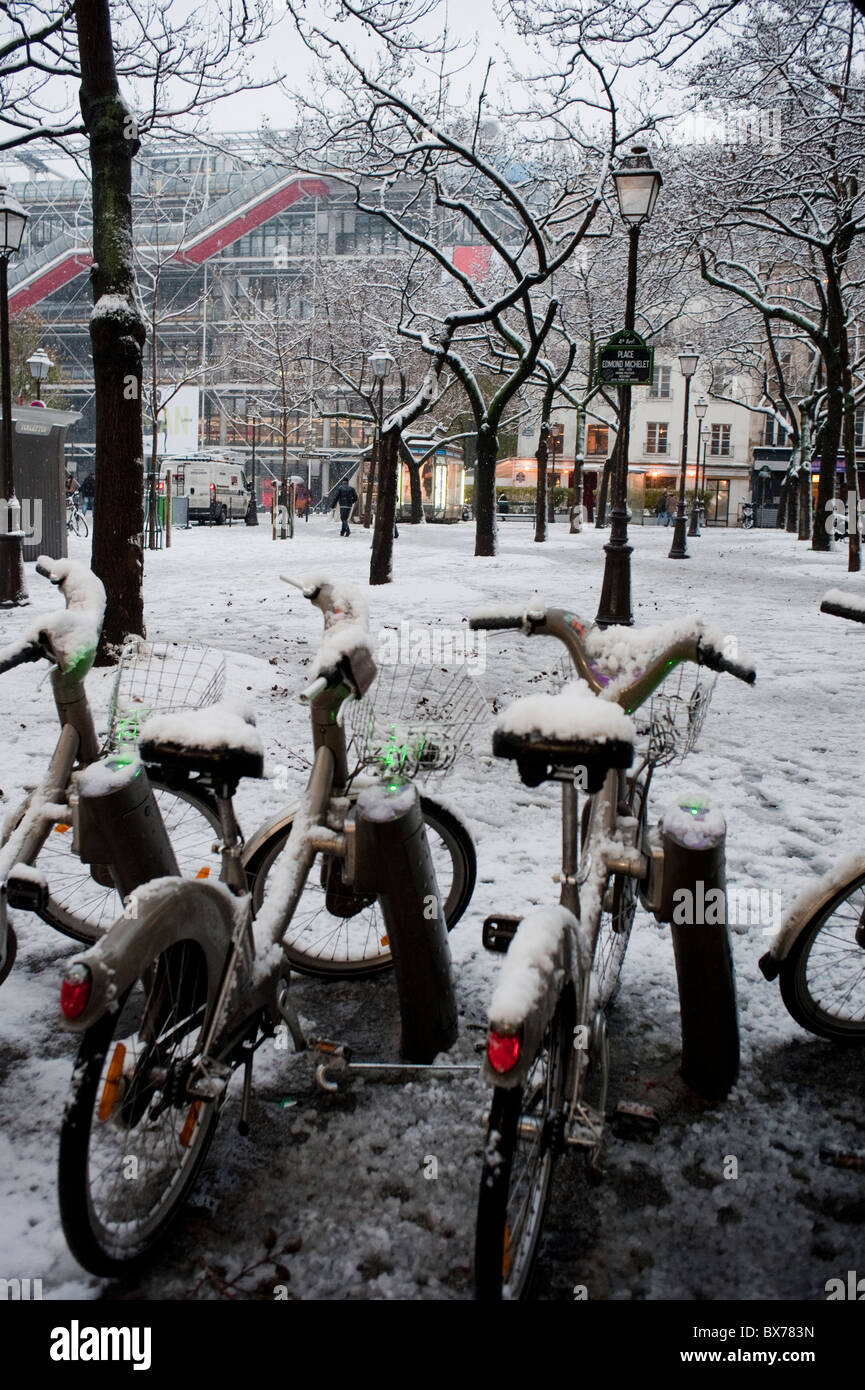 Paris; Frankreich, Winterschneesturm, leere Straßenszenen, Velib-Fahrräder auf dem Stadtplatz in der Nähe des Pompidou-Zentrums, Straßen von Paris Stockfoto