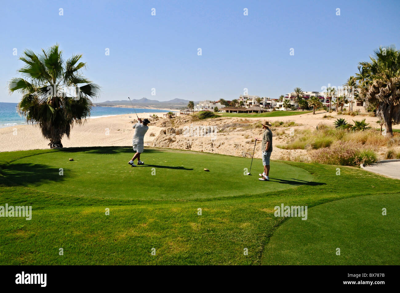 Leute spielen Golf im Cabo Real Golf Club in San Jose del Cabo am Pazifischen Ozean in Baja, Mexiko Stockfoto