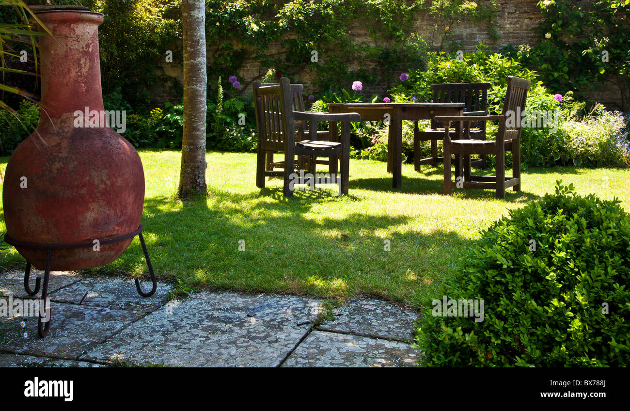 Eine ruhige Ecke in einem englischen Landhaus Sommer ummauerten Garten Stockfoto