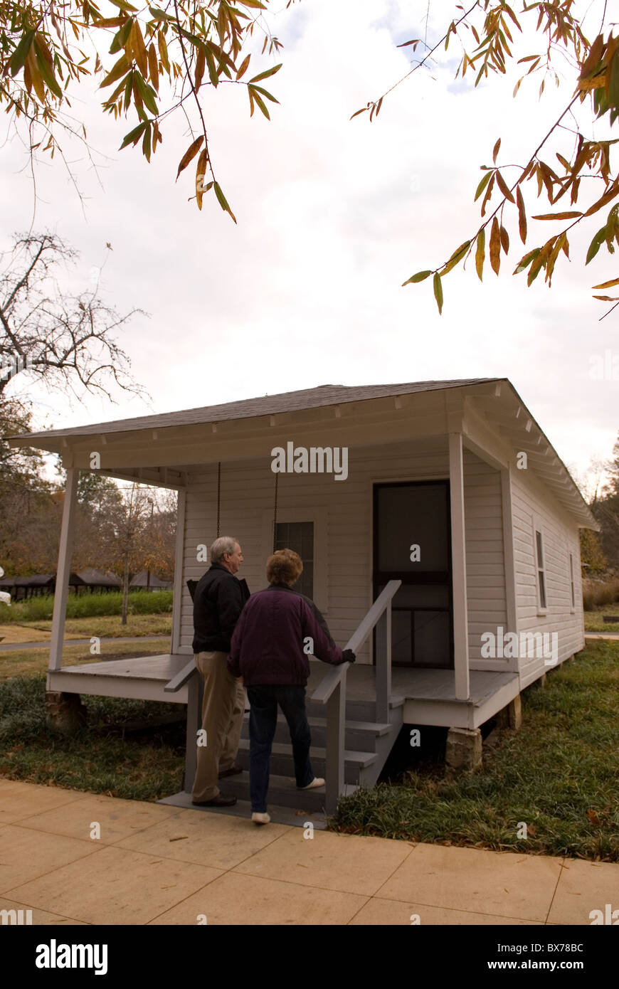 Älteres paar Eingabe Elternhaus Elvis Presley Tupelo Mississippi USA Stockfoto