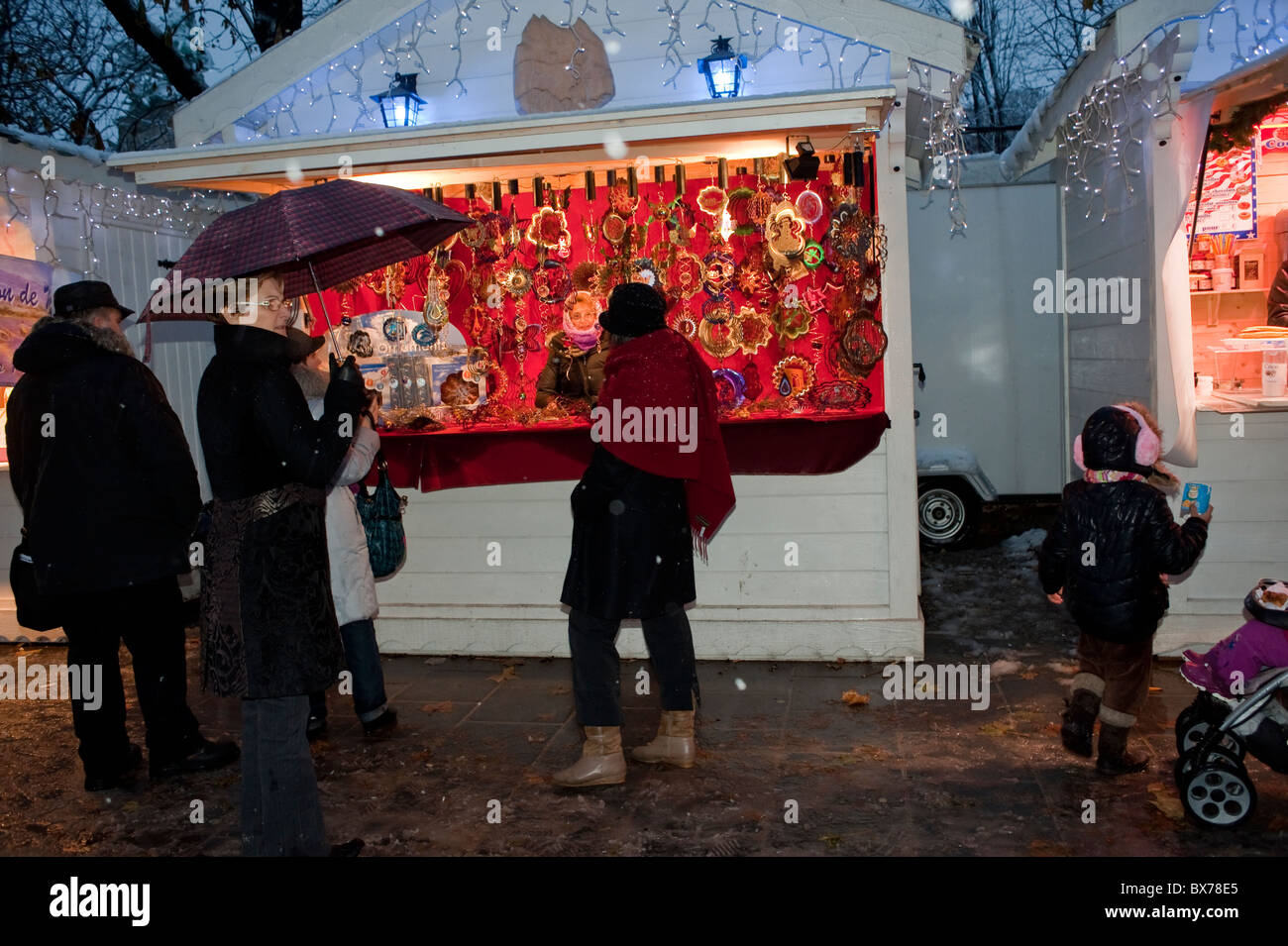 Paris, Frankreich, Menschen beim Einkaufen am Weihnachtsmarkt am Champs-Elysees, Straßenhändler in der Nacht, Weihnachtsschmuck Stockfoto