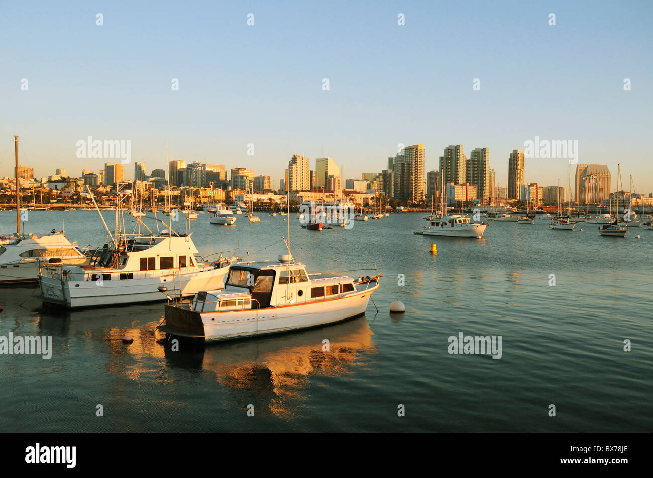 San Diego-Yacht-Hafen und Bucht mit Boote vertäut und verankert unter Skyline der Stadt bei Sonnenuntergang Stockfoto