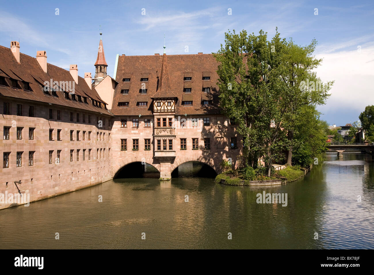 Die Heiligen-Geist-Spital, eines der größten mittelalterlichen Krankenhäuser Europas, durch den Fluss Pegnitz in Nuremberga, Deutsch Stockfoto