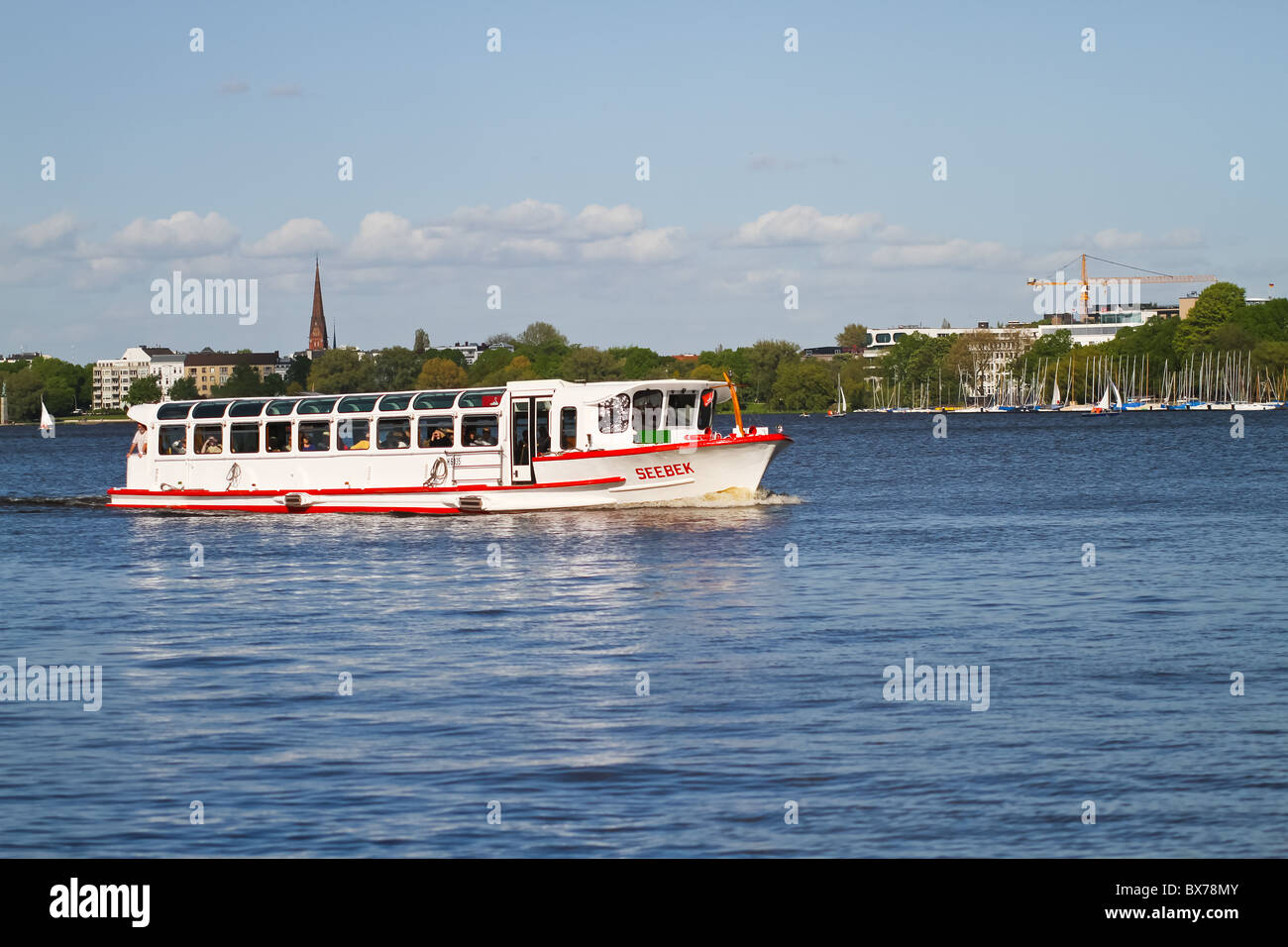 Boote auf der Alster in Hamburg als öffentliche Verkehrsmittel Stockfoto